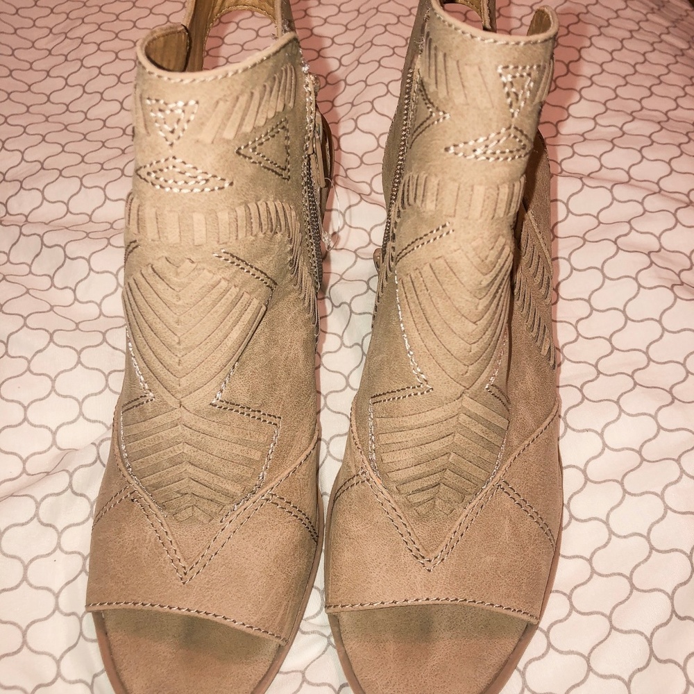 Nude / Taupe Open toe, Heeled bootie